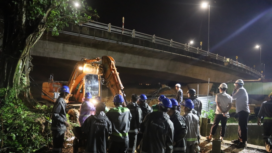 Gấp rút chặn cống, ngăn nước lũ sông Trà Khúc tràn vào đô thị